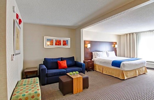 Richmond Hill Hotel | 3-Star Hotel ∙ Holiday Inn Express Hotel & Suites Toronto - Markham, an IHG Hotel