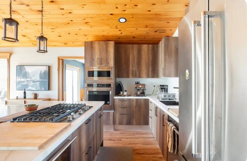 Tweed Cottage | 30% OFF Luxury Dom Chalet Waterfront on Stoco Lake
