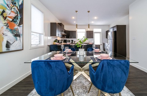 Jasper Place House | 3B Executive Home - All King Beds - Fireplace - Netflix