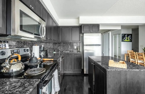 Fort York Condo | 3BDR Core Downtown Toronto w/Gym, Pool. Parking