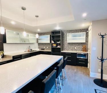 Marpole House | 3Bed 2Bath Steam Sauna Retreat! Family friendly!