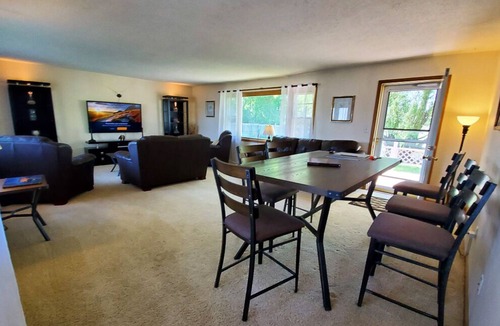 Lindstrom House | 3BR Lake House On the snowmobile trails with the best ice fishing in the area