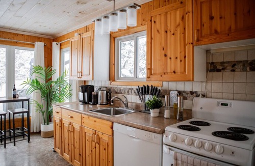 Magnetawan Cottage | 3BR Lakeside Retreat with Rustic Charm & Hot Tub