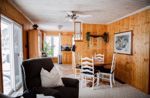 Magnetawan Cottage | 3BR Lakeside Retreat with Rustic Charm & Hot Tub