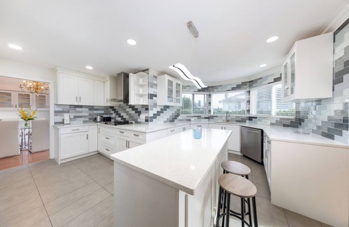 Abbotsford House | 3BR Spacious Home Close to Airport Sleeps 10
