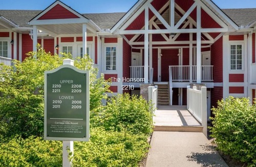 Oro-Medonte Condo | 4-Bed Country Club Haven with Pool, BBQs, and Moren