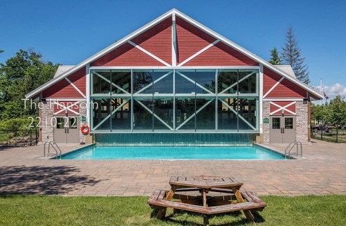 Oro-Medonte Condo | 4-Bed Country Club Haven with Pool, BBQs, and Moren