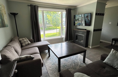 Peterborough House | 4-bedroom bungalow in tranquil Peterborough with AC, and putting green