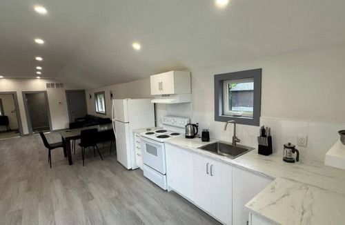 Innisfil Cabin | 4 Bedroom Cottage #1: Innisfil Resort