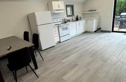 Innisfil Cabin | 4 Bedroom Cottage #1: Innisfil Resort