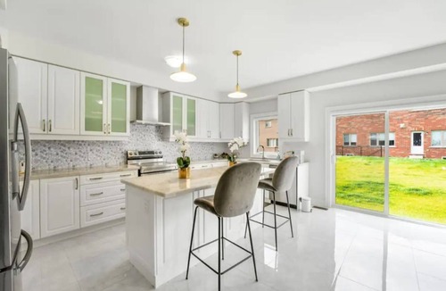 Bowmanville House | 4 bedroom house with free parking on premises