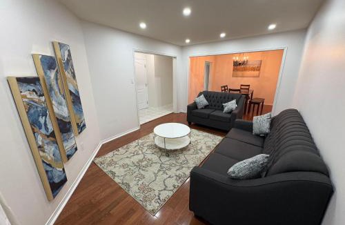Erin Mills House | 4 Bedroom Spacious Retreat near Key Attractions