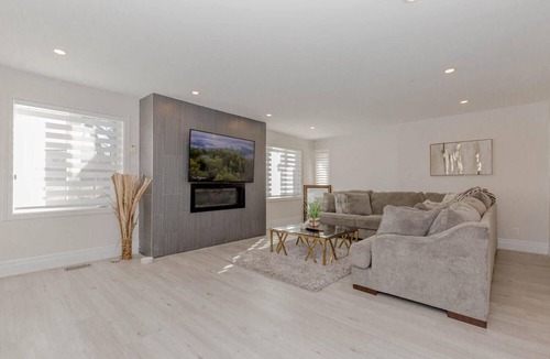 Halton Hills House | 4 Bedroom Vacation Home! Outdoor Pool / Billiards Table / Treehouse