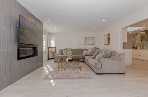 Halton Hills House | 4 Bedroom Vacation Home! Outdoor Pool / Billiards Table / Treehouse