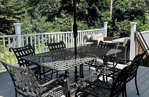 Winthrop House | 4-bedroom Waterfront LAKEHOUSE in Maine. Fire pit, deck & private dock, kayak.