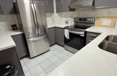 Erin Mills House | 4 Bedrooms Detached Home with parking, closer to commercial area