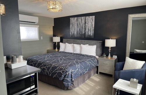 Two Harbors Hotel | #4 King- Vine & Branches Inn -2 minute walk to Burlington Bay!
