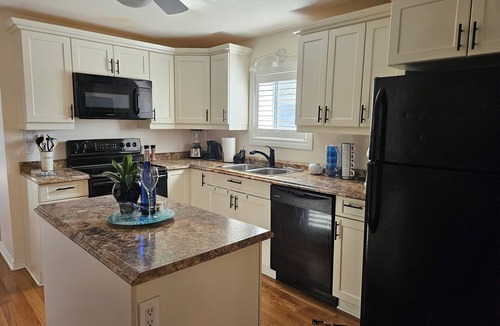 Callander House | 4 Minute drive to casino. Lake, park, marina, restaurants, stores 5 minute walk