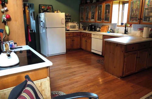 Southampton Cottage | 4 Season/4 bedroom Log Home in Southampton. Walking distance to downtown/beach