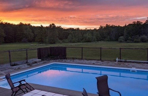 Port Colborne Cottage | 40 Acre Vacation rental Cottage with swimming pool in Niagara