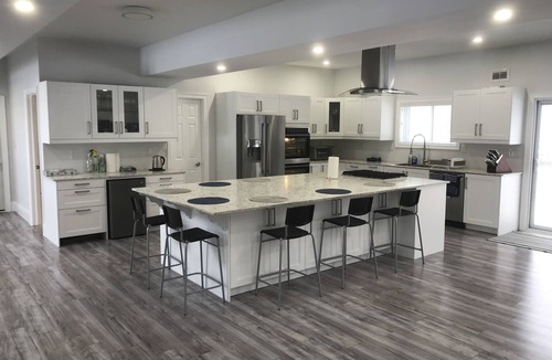 Tiny House | 4200 sq ft 5 bedroom house, golf sim, beaches, skiing and trails seconds away!