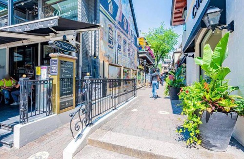 Bloor-Yorkville Apartment | 450 m² Apartment ∙ 1 bedroom ∙ 2 guests