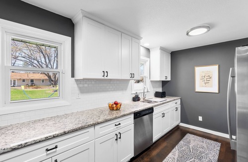 Richfield House | 4BD Near Airport & MOA - Movie Room & Outdoor Fun