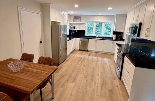 King Cottage | 4BR Luxury cottage on 5 acres in King City W/hot tub, sauna, fire pit &pond.