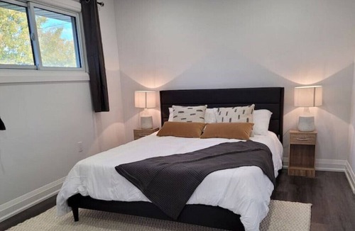 Grimsby House | 4BR+Wi-Fi+Ac+Iron+Kitchen+Washer+Free Prkng+Ntflx