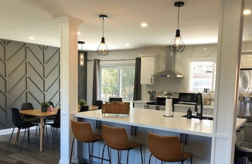 Grimsby House | 4BR+Wi-Fi+Ac+Iron+Kitchen+Washer+Free Prkng+Ntflx