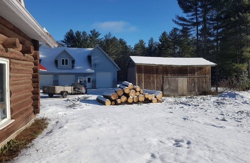 Petawawa House | 5 Bdr Log Home on 44 AC with trails on lakefront