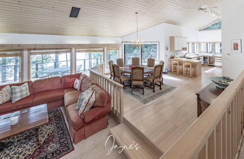 Port Carling Cottage | 5 bed 3 bath cottage on Lake Muskoka + Boathouse with a loft