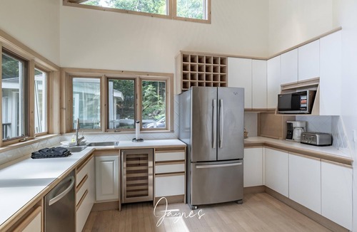 Port Carling Cottage | 5 bed 3 bath cottage on Lake Muskoka + Boathouse with a loft