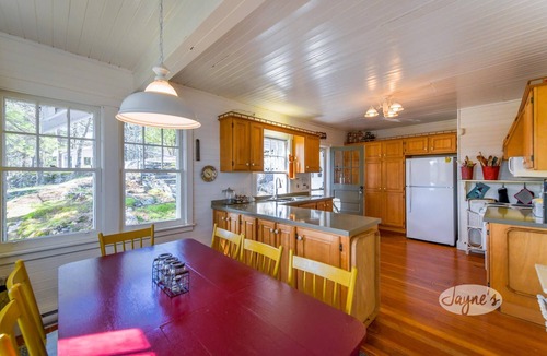 Georgian Bay Cottage | 5 bedroom, 4 bath, Lake Joseph, Sunsets! Amazing views! Privacy! Old Muskoka!