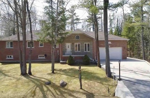 Tiny House | 5 Bedroom, 6 bed’s Bungalow Cottage. 5 minutes to private beach