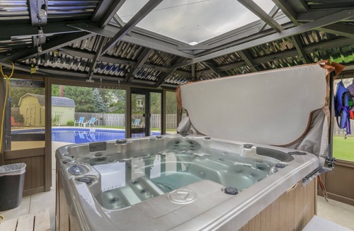 Burnsville House | 5- Bedroom Private Home- Quiet Neighborhood- Pet Friendly