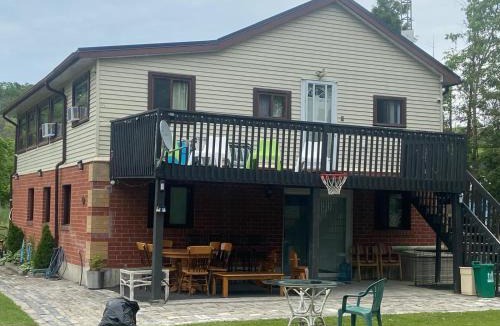 Roseneath House | 5 Bedrooms Cottage at Rice Lake!