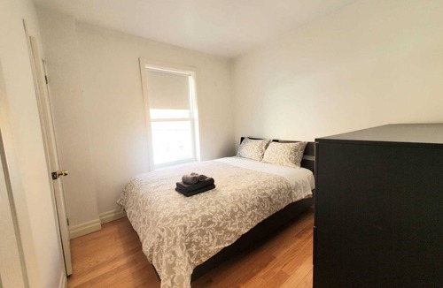 Little Italy House | 5 mins walk to trinity bellwood park! 3 bedrooms Downtown Toronto