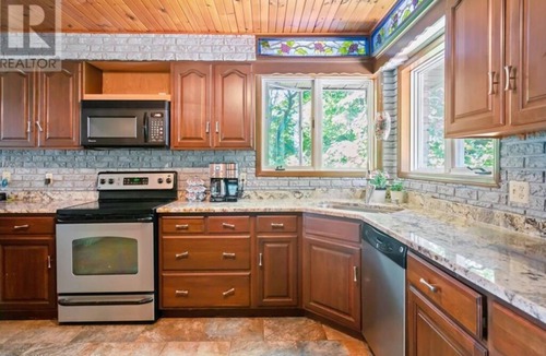 Port Colborne Cottage | 5 Minute to Whiskey Run Golf Course! Waterfront property- Hot tub + Sauna!