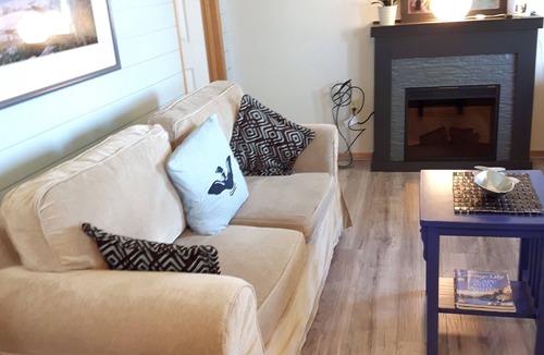 Georgian Bay Cabin | 5 minutes from Hwy 400. 155 feet of waterfront, sandy shoreline with docking.