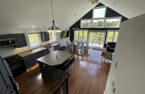 Gravenhurst House | 50 Acres Cottage 6 bedroom Home away from Home