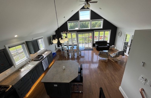 Gravenhurst House | 50 Acres Cottage 6 bedroom Home away from Home