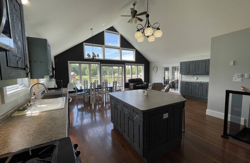 Gravenhurst House | 50 Acres Cottage 6 bedroom Home away from Home