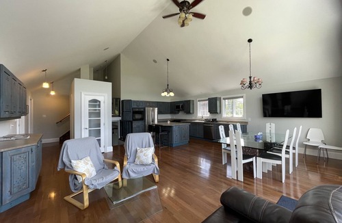Gravenhurst House | 50 Acres Cottage 6 bedroom Home away from Home