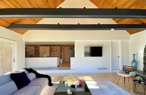 Caledon House | 5000 Sq Ft of Peace and Serenity