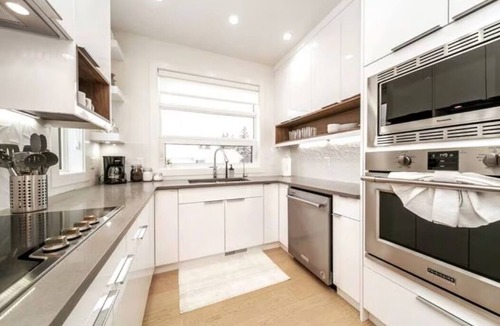 Southside House | 5BDRM Chic Modern Home - Hot Tub - King Bed - AC - Garage