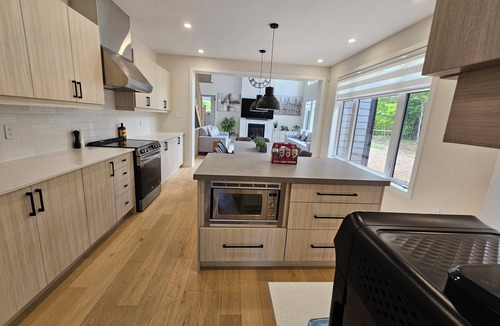 Lake of Bays House | 5BR Private Forest | Sleep 10 | Hot Tub+EV Charger