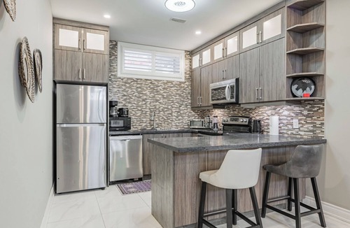 Cooksville Apartment | 5min China Town, 15min YYZ Airport, 20min CN Tower, 60min Niagara Falls