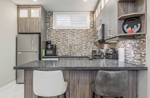 Cooksville Apartment | 5min China Town, 15min YYZ Airport, 20min CN Tower, 60min Niagara Falls