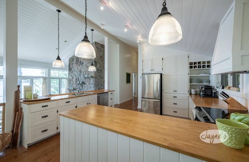 Muskoka Lakes Cottage | 6 bed, 3 bath cottage on South Lake Joe, Privacy and sunrises!